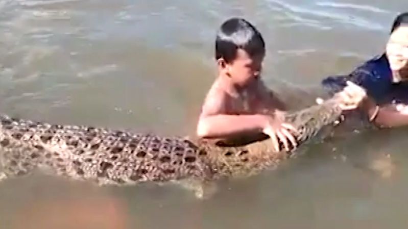 Děti si ve vodě hrály s mrtvolou krokodýla, vyděsily vesničany
